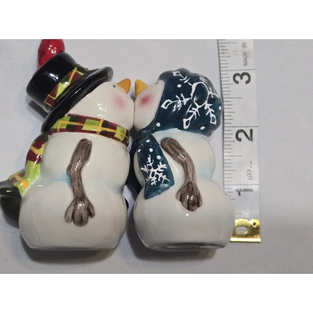 Cracker Barrel Magnetic Kissing Snowmen Winter Holiday Salt & Pepper Shakers